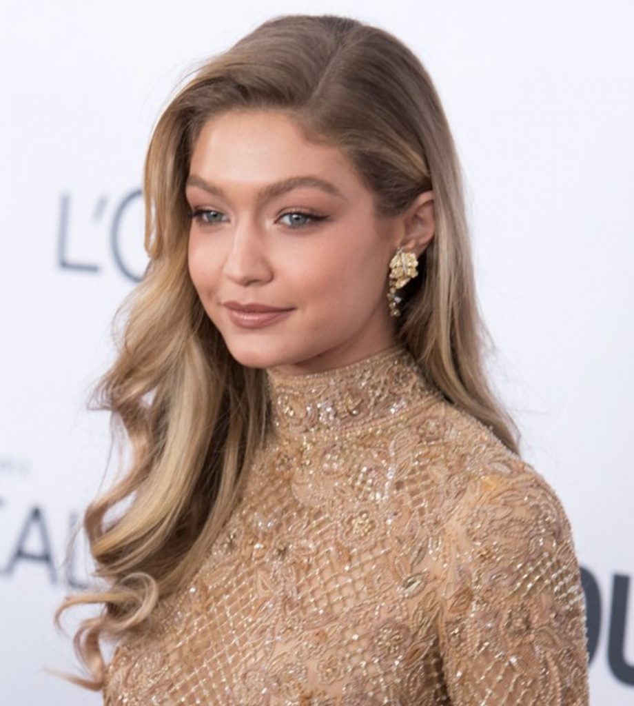 Gigi Hadid Dalgalı Uzun Saç Stili