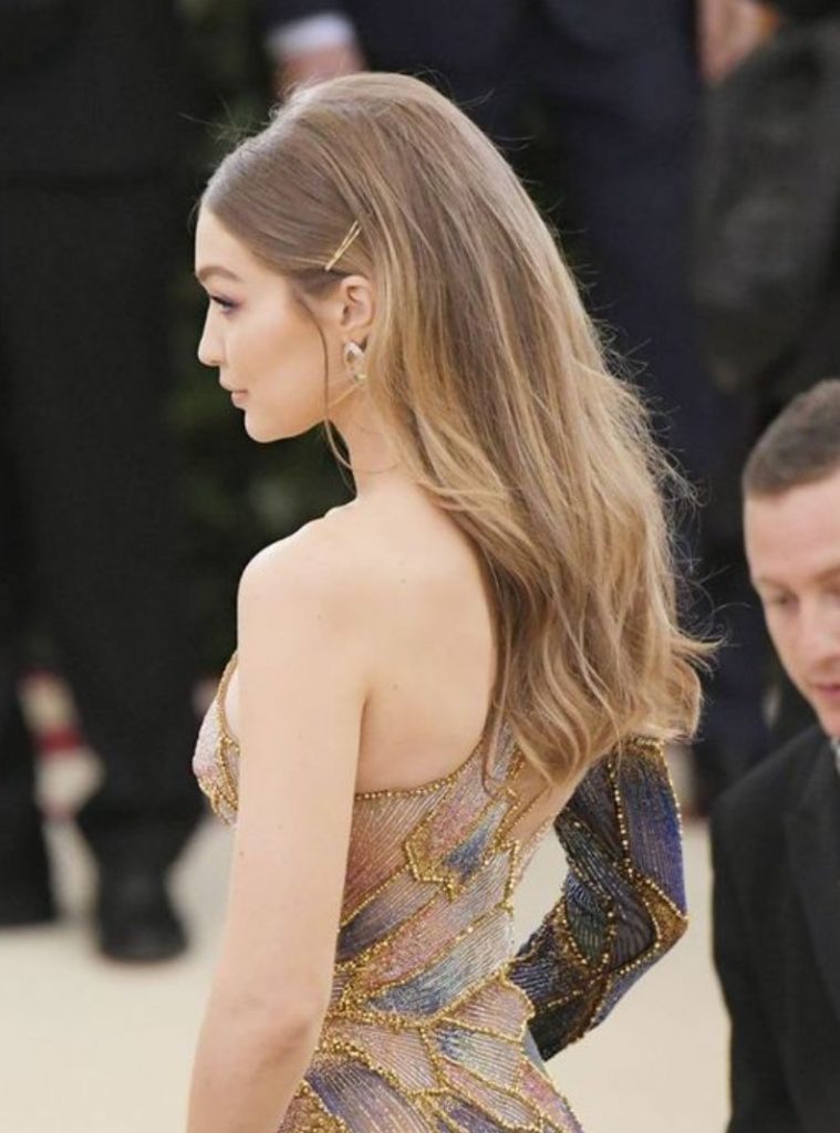 Gigi Hadid Sarı Balyaj Dalgalı Saç