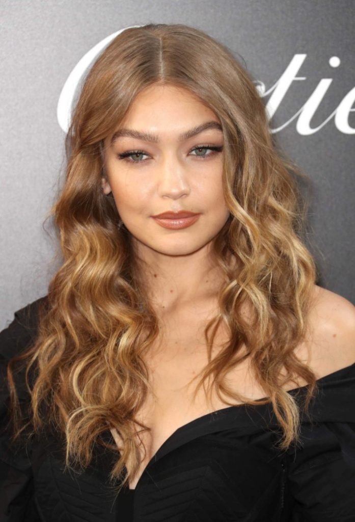 Gigi Hadid Uçları Kıvırıcık Saç Modeli
